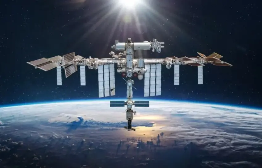 Έλον Μασκ: Φτιάχνει ρυμουλκό που θα σπρώξει τον Διεθνή Διαστημικό Σταθμό στον… γκρεμό