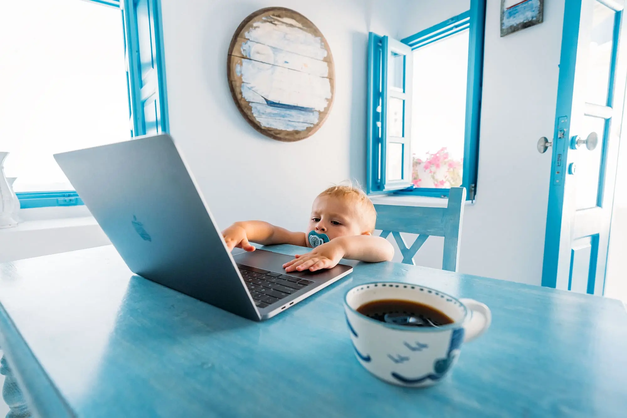 Ψηφιακοί κολοσσοί επιλέγουν να δουλεύουν εξ΄αποστάσεως από ένα ελληνικό νησί