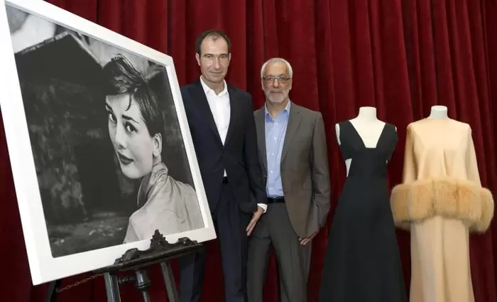 Σε δημοπρασία μπλούζα που σχεδίασε ο Σέσιλ Μπίτον