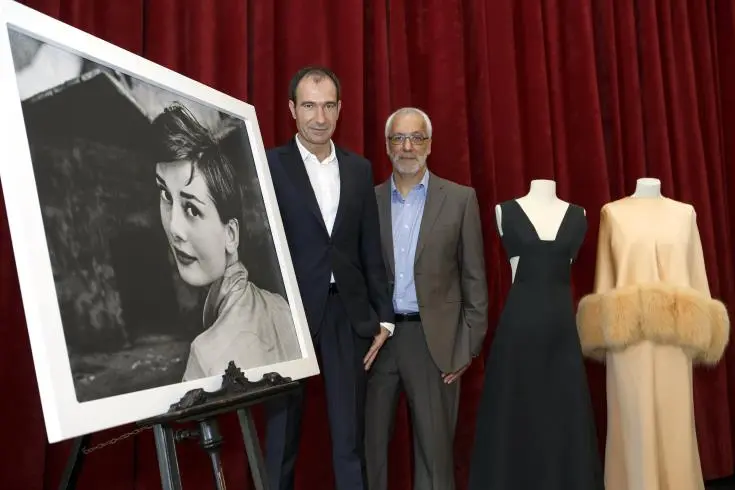 Σε δημοπρασία μπλούζα που σχεδίασε ο Σέσιλ Μπίτον