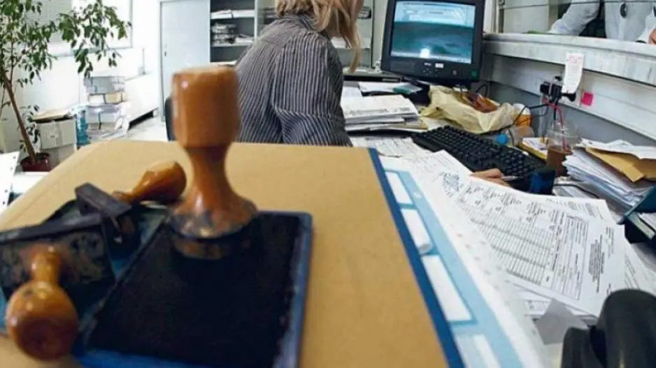 Διαφωνία Συντεχνιών με ΥΠΟΙΚ για την αναστολή πλήρωσης θέσεων στο Δημόσιο