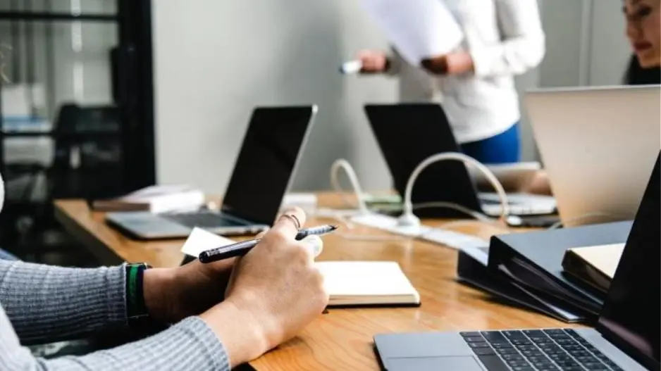 Έφυγαν 782 μόνιμοι και ήρθαν 925 έκτακτοι στη δημόσια υπηρεσία