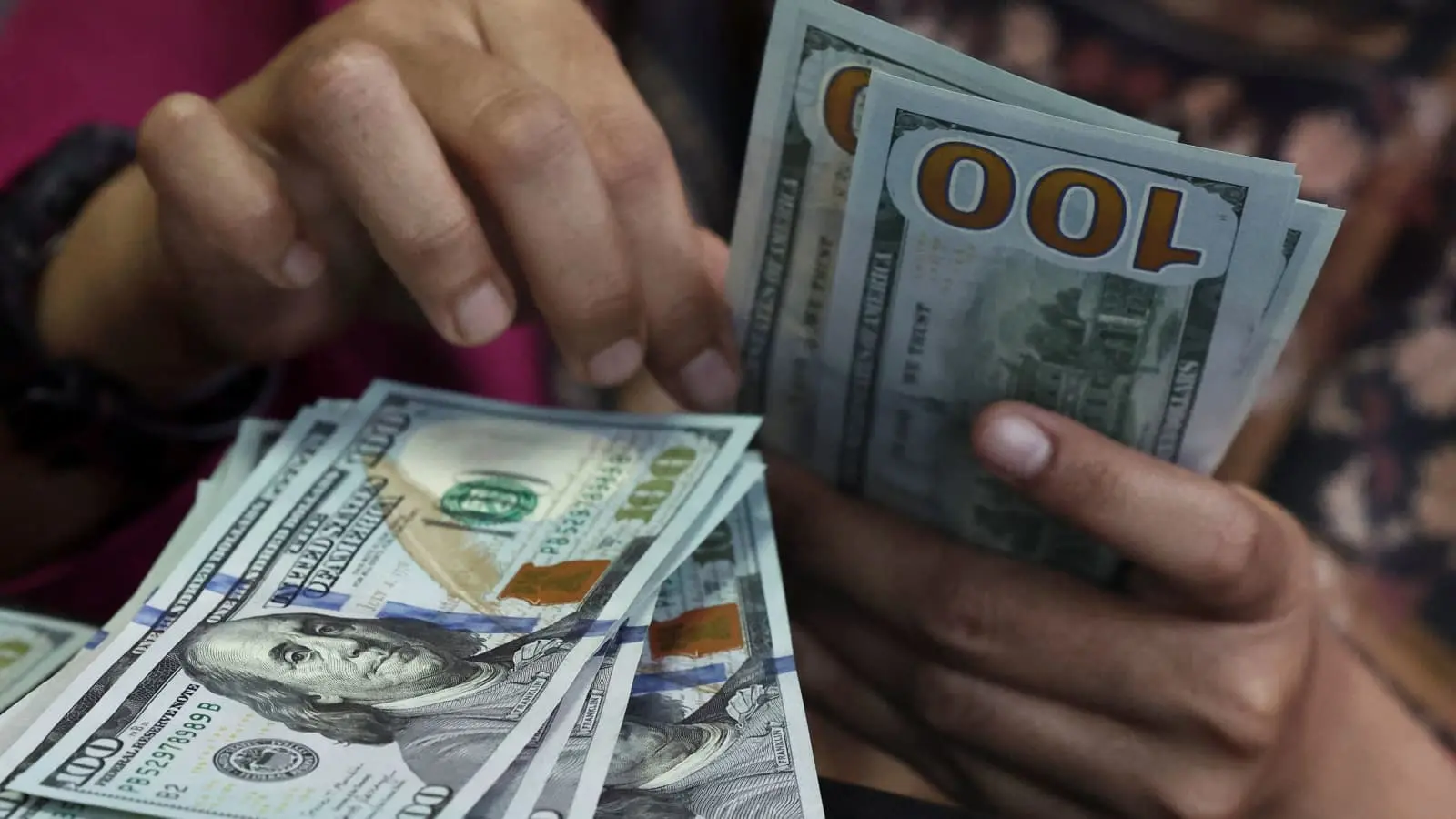 Σε υψηλό τριών μηνών το δολάριο - Πιέζονται λίρα και γιεν