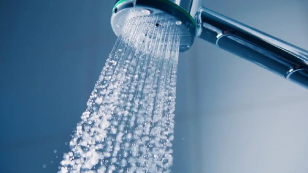 Καλούν σε μείωση της διάρκειας του ντους για εξοικονόμηση ενέργειας