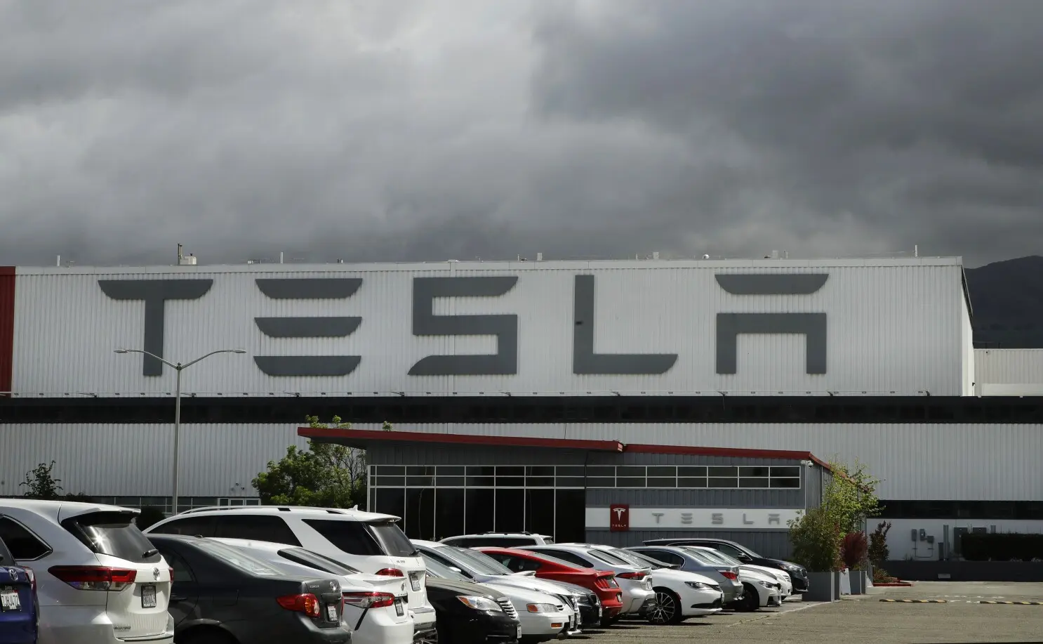 Αγωγές κατά της Tesla από πρώην εργαζόμενους λόγω μαζικών απολύσεων