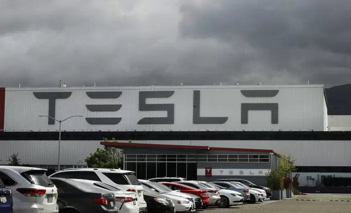 Αγωγές κατά της Tesla από πρώην εργαζόμενους λόγω μαζικών απολύσεων