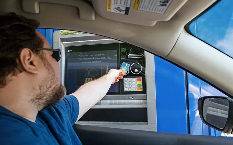 Drive-through τράπεζες: Πώς η μανία με το αυτοκίνητο έφτασε στο finance