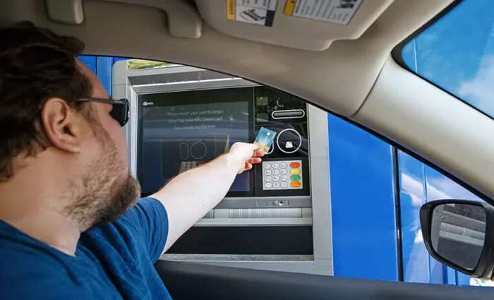 Drive-through τράπεζες: Πώς η μανία με το αυτοκίνητο έφτασε στο finance