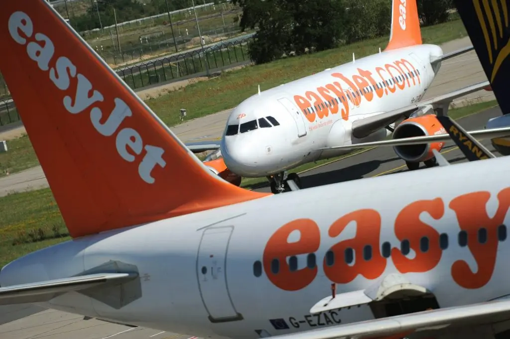 EasyJet: Καταγγέλει τις νέες ευρωπαϊκές ρυθμίσεις για τις αποσκευές