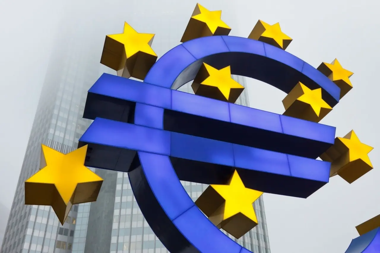 ΕΚΤ: Μια ακόμη μείωση επιτοκίων φέτος - Τι έδειξε δημοσκόπηση του Bloomberg