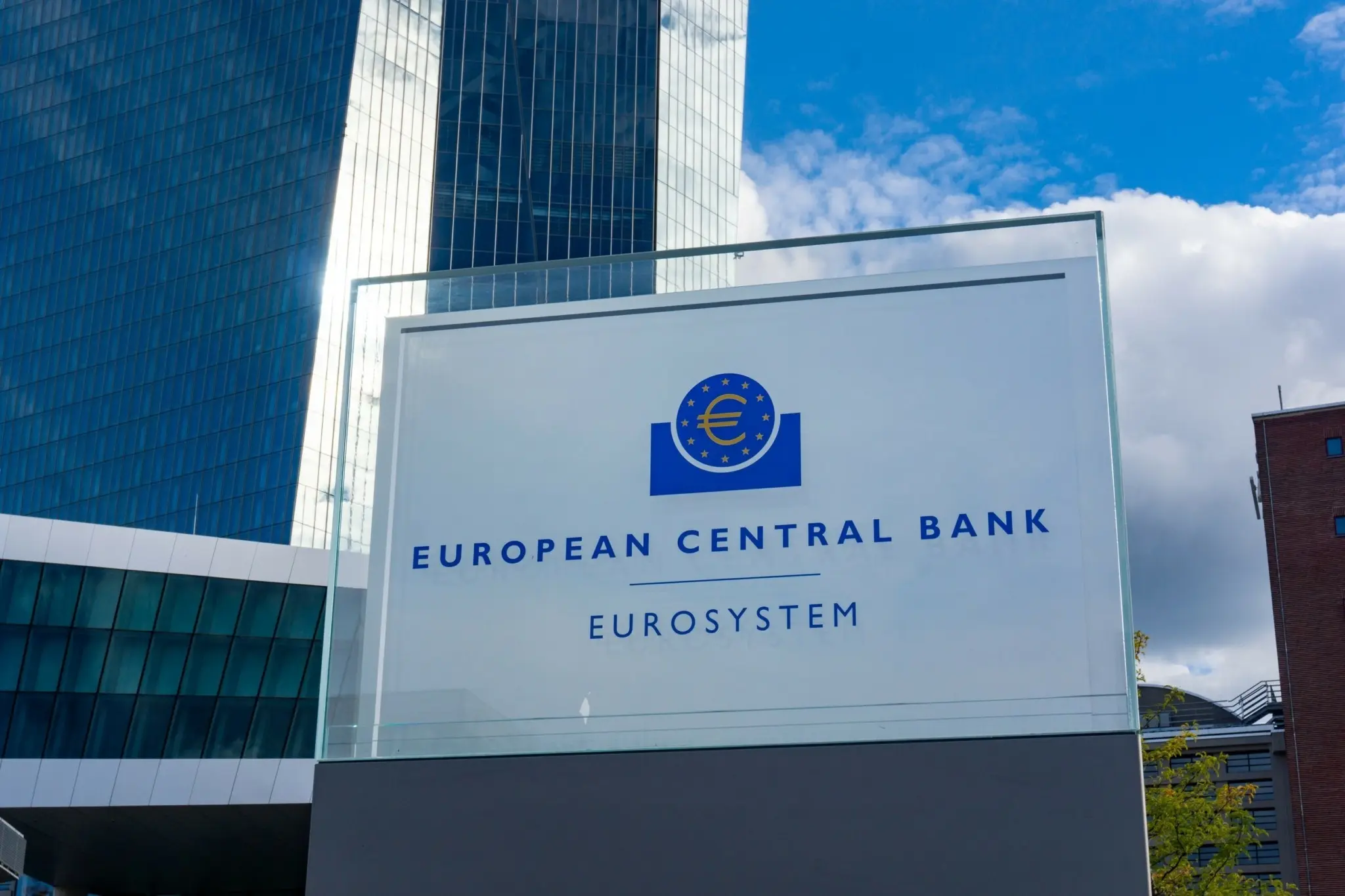 Πέμπτο συνεχόμενο pause από την ΕΚΤ – Σταθερά στο 2% τα επιτόκια