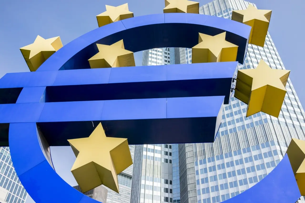 ΕΚΤ: Χαμηλότερα επιτόκια για το 2026 βλέπουν οι οικονομολόγοι της Ευρωζώνης