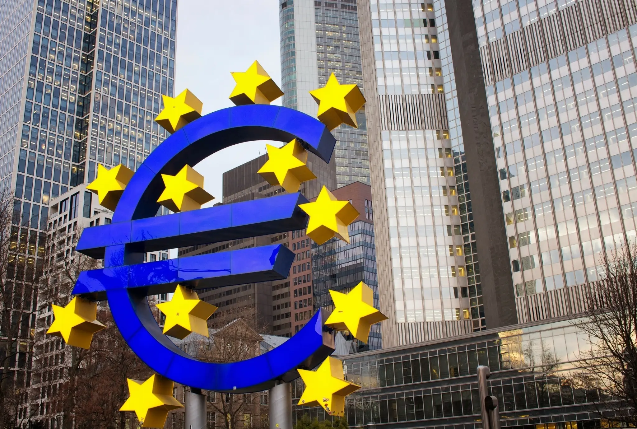 ΕΚΤ: Πότε κλείνει ο κύκλος μείωσης των επιτοκίων - Τι «βλέπουν» οι κεντρικοί τραπεζίτες