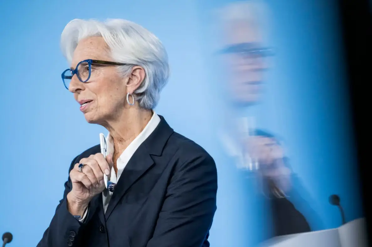 Γιατί η ΕΚΤ και η Fed ακολουθούν αντίθετες πορείες στα επιτόκια