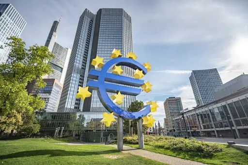 Η ΕΚΤ κρατά αμετάβλητη τη νομισματική της πολιτική