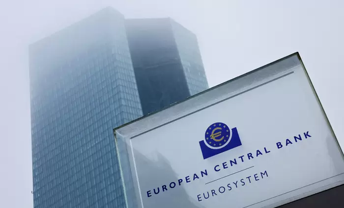 Η ΕΚΤ βλέπει αποκλιμάκωση στις αυξήσεις μισθών – Τι σημαίνει για τα επιτόκια