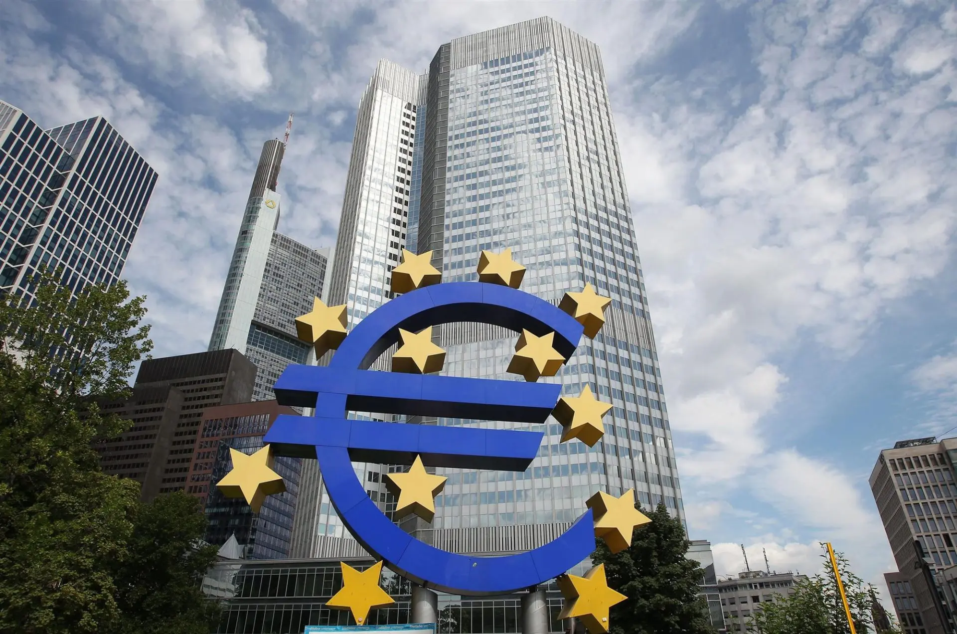 ΕΚΤ: Επιφυλακτικότητα από στελέχη της ενόψει νέων αποφάσεων για τα επιτόκια