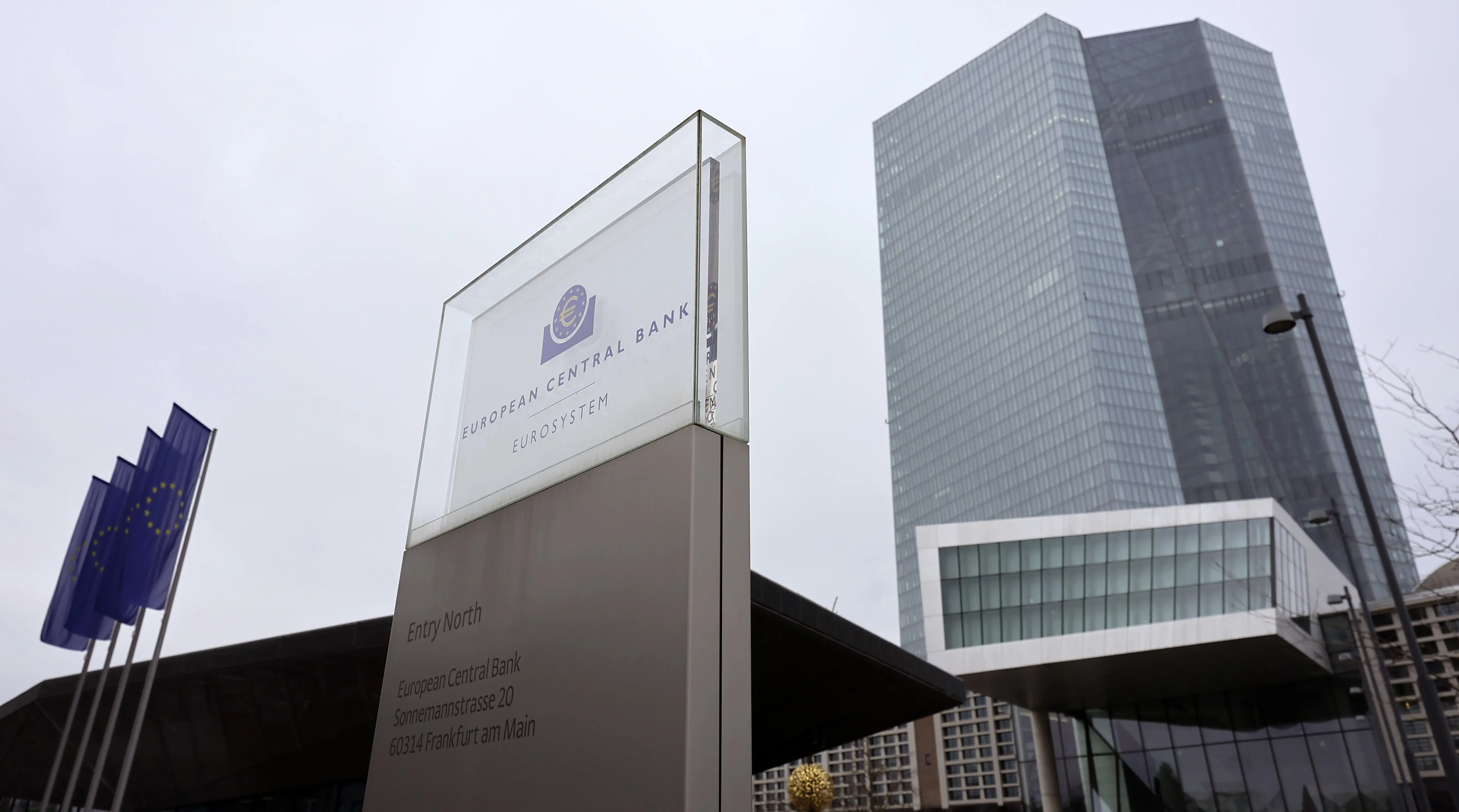 Η ΕΚΤ αναμένεται να μειώσει αύριο τα επιτόκια εν μέσω απειλών του Τραμπ