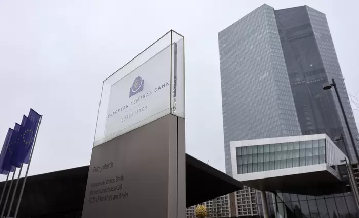 Η ΕΚΤ αναμένεται να μειώσει αύριο τα επιτόκια εν μέσω απειλών του Τραμπ