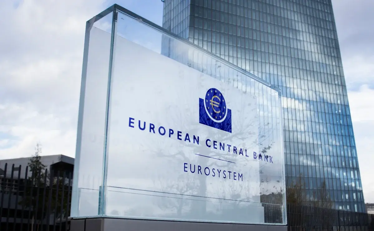 EKT: Mπορεί να εξετάσει μία νέα μείωση επιτοκίων τον Δεκέμβριο