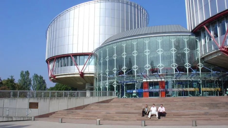 Στο ΕΔΑΔ οι δημόσιοι υπάλληλοι για τις αποκοπές της κρίσης