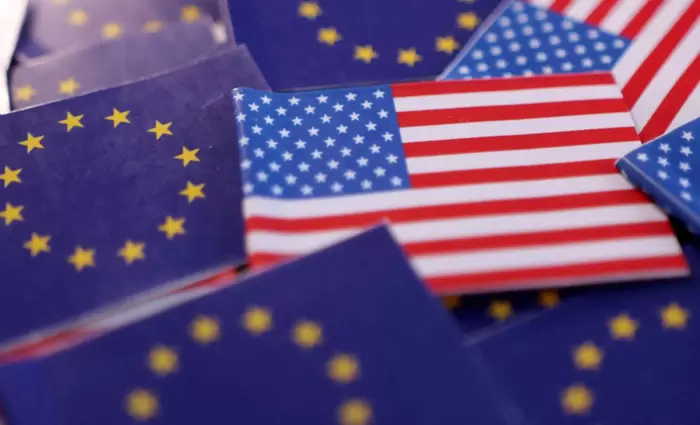 Bloomberg: Η ΕΕ αναμένει κινήσεις Τραμπ για δασμούς στα αυτοκίνητα και εξαιρέσεις