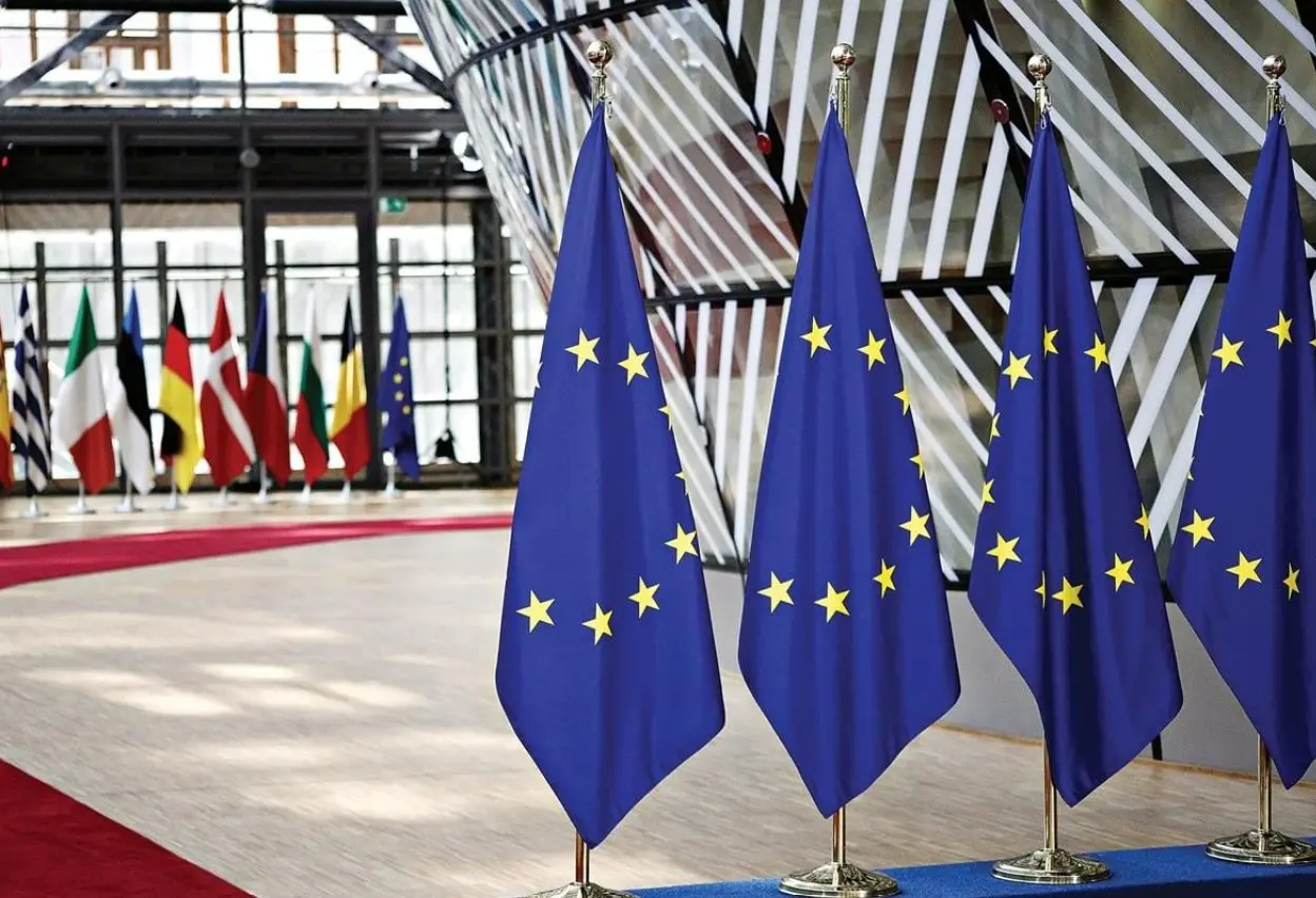 Η ΕΕ ανακοίνωσε κυρώσεις σε εταιρείες και φυσικά πρόσωπα για τη μεταφορά ρωσικού πετρελαίου