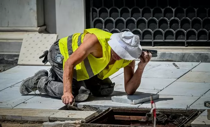 Διακοπή υπαίθριων εργασιών λόγω καύσωνα από τις 12:00 έως τις 16:00