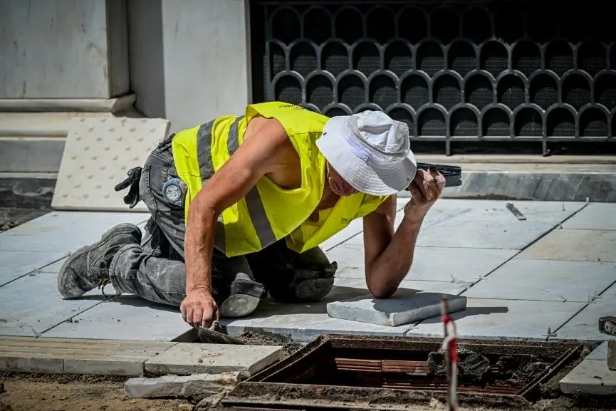 Διακοπή υπαίθριων εργασιών λόγω καύσωνα από τις 12:00 έως τις 16:00