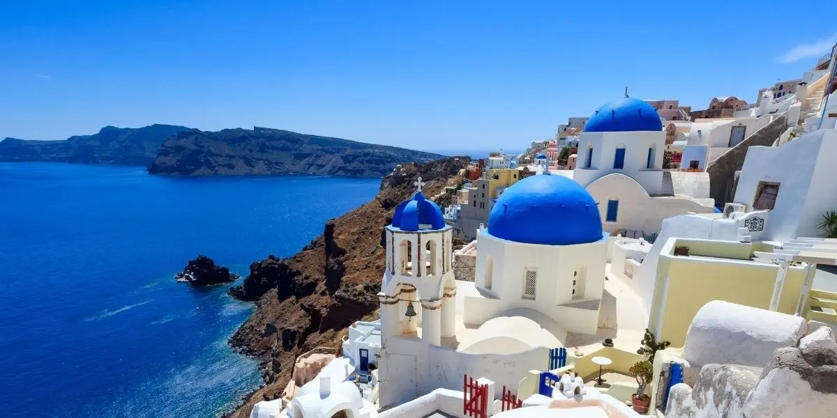 Το Airbnb κάνει... έξωση σε δάσκαλους από τη Σαντορίνη μέχρι τη Βενετία