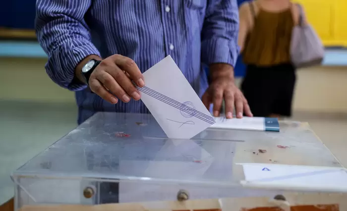 Στις κάλπες για τις βουλευτικές εκλογές οι ψηφοφόροι στην Ελλάδα