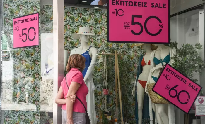 Άρχισαν οι καλοκαιρινές εκπτώσεις - Τι να προσέξουμε στις αγορές