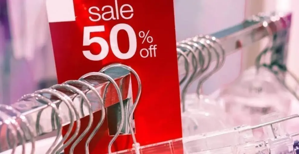 Μήνας εκπτώσεων: Η σύσταση στους λιανέμπορους και οι συμβουλές στους καταναλωτές