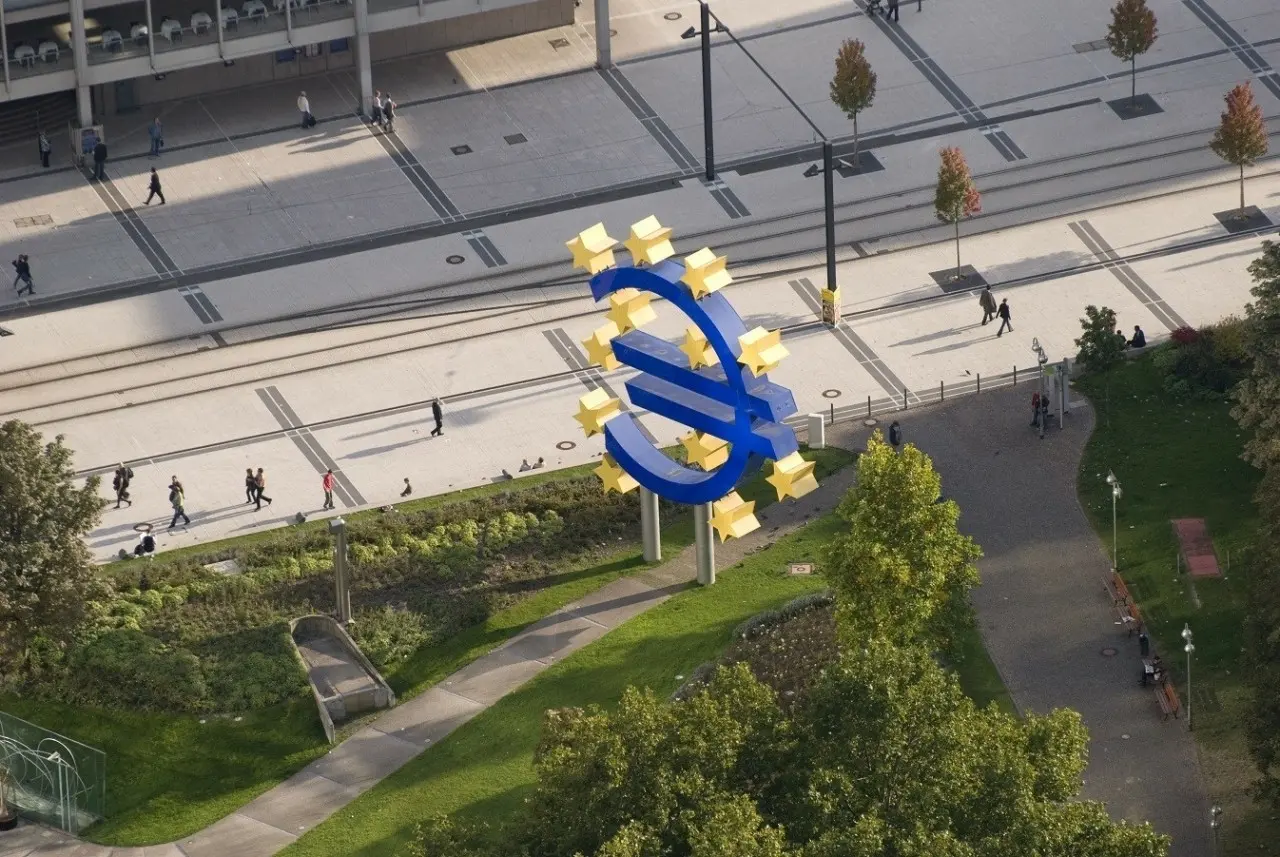 Όλι Ρεν: Προειδοποιήσεις για καθοδικούς κινδύνους στον πληθωρισμό