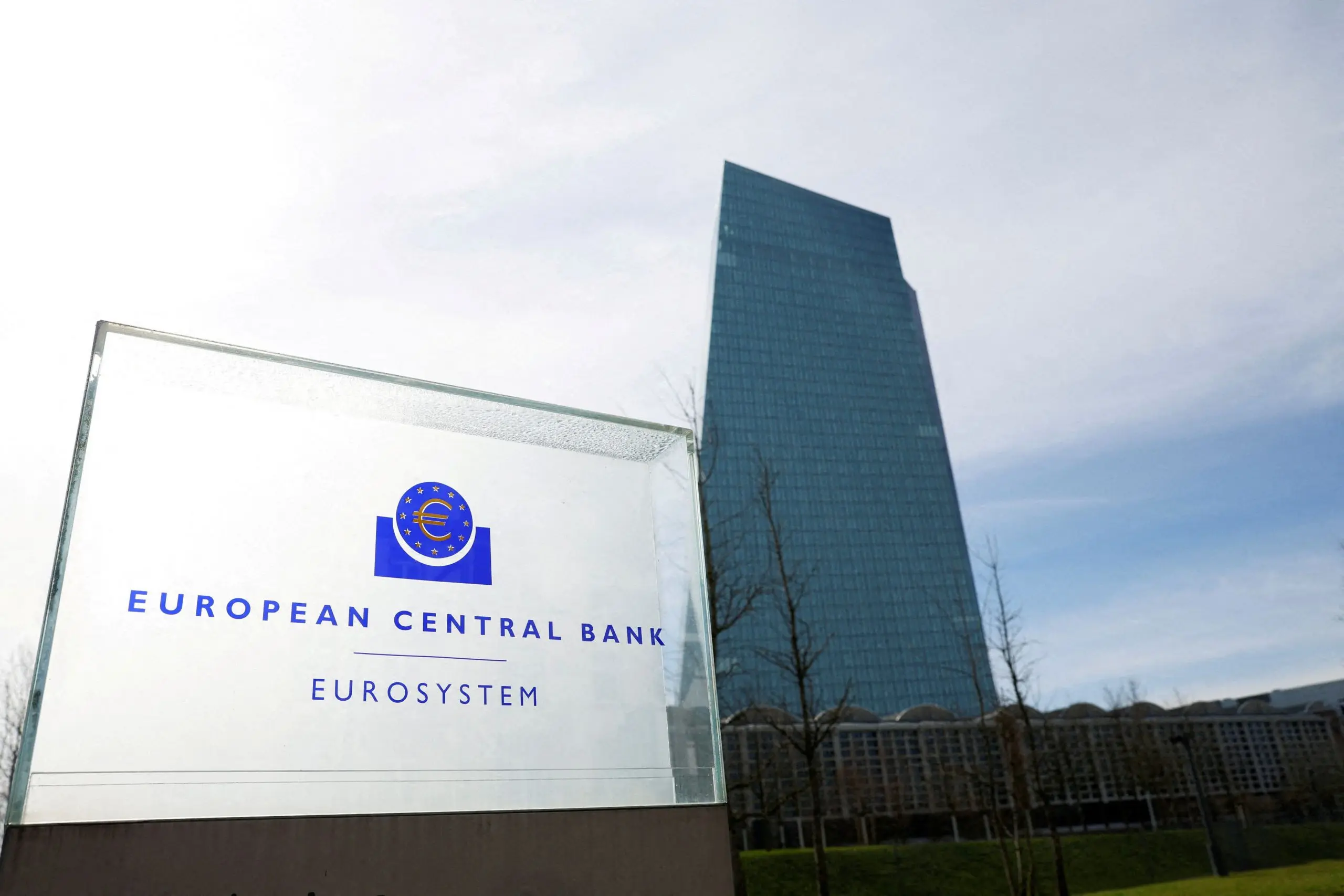 Προς εσπευσμένη μείωση επιτοκίων οδεύει η ΕΚΤ