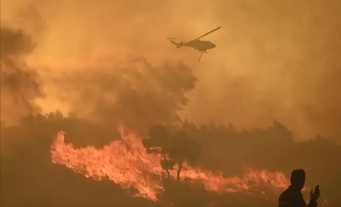 Στις φλόγες η Βορειοανατολική Αττική - Σκληρή μάχη με τις φλόγες