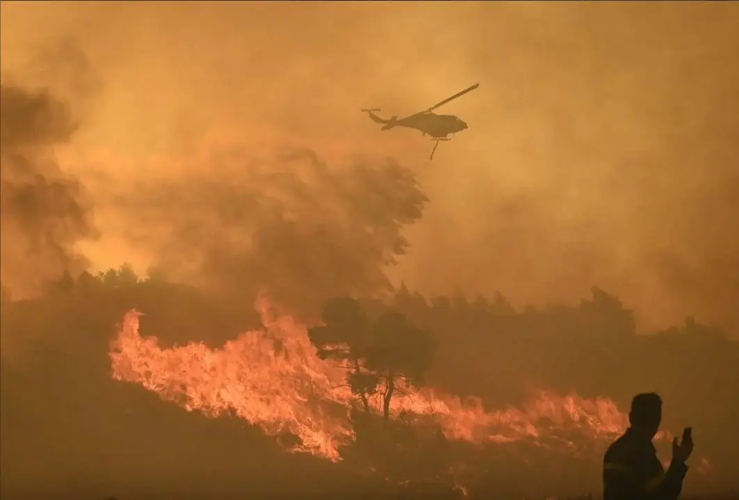 Στις φλόγες η Βορειοανατολική Αττική - Σκληρή μάχη με τις φλόγες