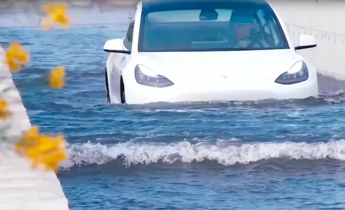 Κινδυνεύεις όταν περνάς από νερά με ένα ηλεκτρικό αυτοκίνητο; (ΒΙΝΤΕΟ)