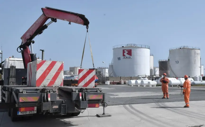 Ελληνικά Πετρέλαια: Ξεκίνησε η απομάκρυνση εγκαταστάσεων από την παραλία Λάρνακας