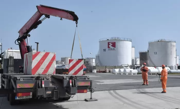 Ελληνικά Πετρέλαια: Ξεκίνησε η απομάκρυνση εγκαταστάσεων από την παραλία Λάρνακας