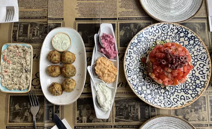 Φρέσκες γεύσεις και all-time classic επιλογές στο πιο «Ελληνικό» στέκι της πρωτεύουσας