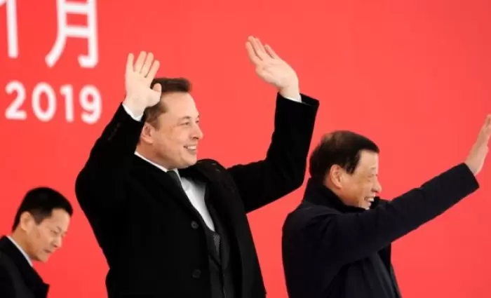 Εκτοξεύονται οι μετοχές της Tesla