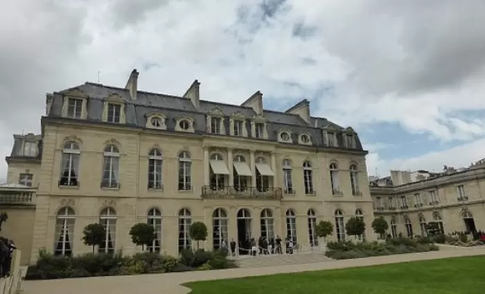 Η Γαλλία σκέφτεται να πουλήσει ακίνητα για να μειώσει το δημόσιο έλλειμμα