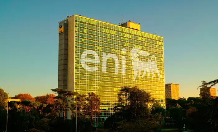 Η Eni συνεχίζει την αποεπένδυση στις ΑΠΕ με νέο deal ύψους €2 δισ.