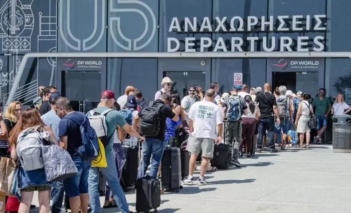 Κύμα μετακινήσεων μέσω Κύπρου - Σε πλήρη αναβρασμό τα αεροδρόμια και τα λιμάνια μας