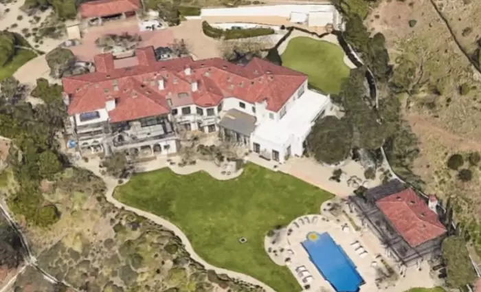 Ποιος σούπερ σταρ «ξεφορτώνεται» έπαυλη στο Beverly Hills για μόλις... 88 εκατ. δολάρια