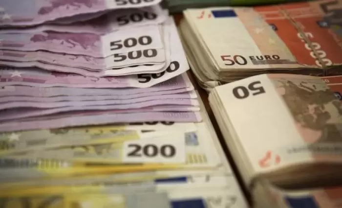 Βουτιά στα επιτόκια καταθέσεων και δανείων προς εταιρείες