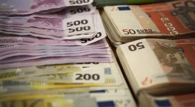 Σε νέο ιστορικό χαμηλό τα επιτόκια για εταιρικές καταθέσεις