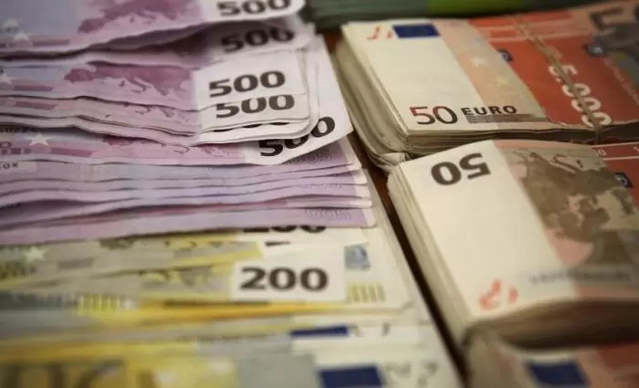 Σε νέο ιστορικό χαμηλό τα επιτόκια για εταιρικές καταθέσεις