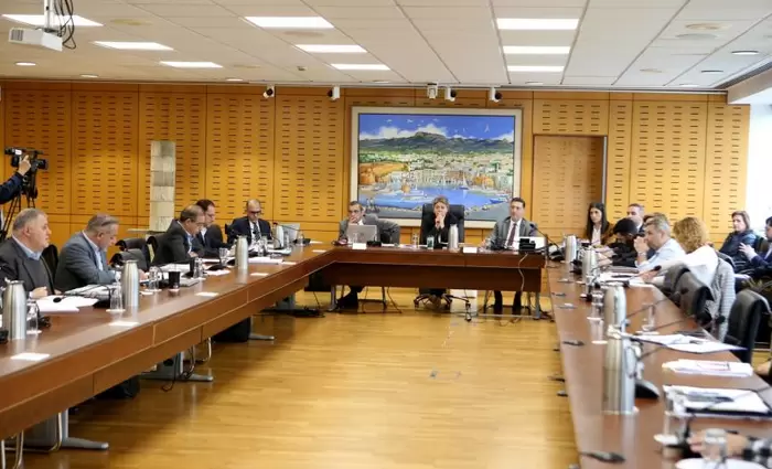 «Αντισυνταγματικότητα» και «τρίτη φορολογία» για το windfall tax στις τράπεζες